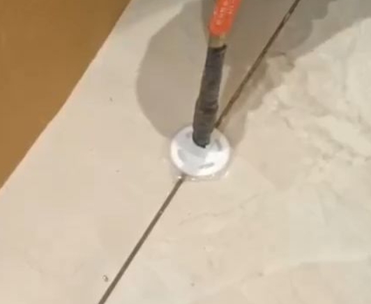 高碑店瓷砖空鼓维修公司专业解答瓷砖在铺贴过程中，如果没有涂抹均匀到位的粘结材料（如水泥砂浆或瓷砖胶），可能会导致以下问题